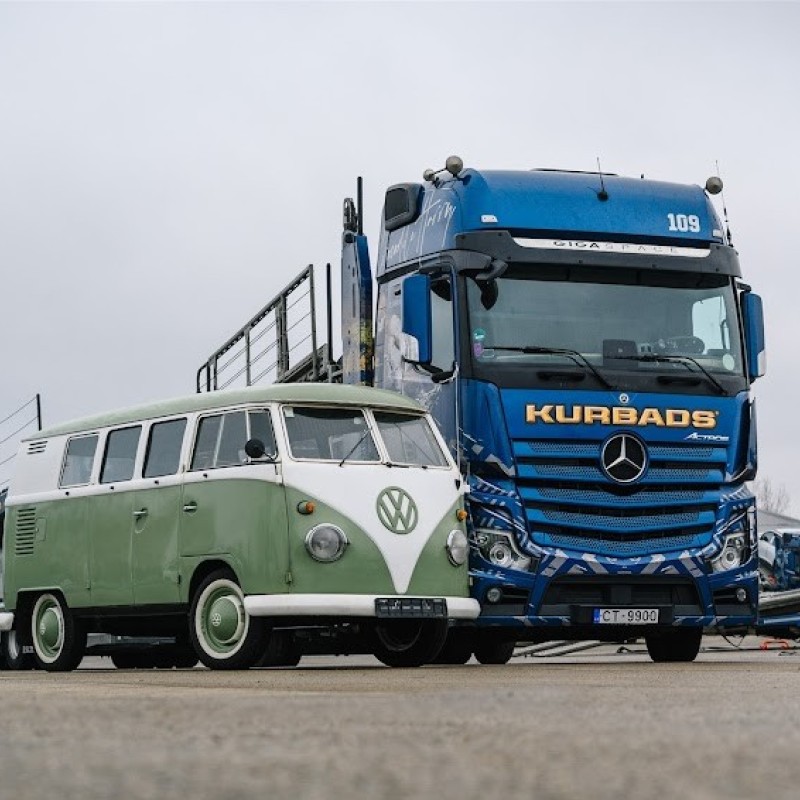 1963. gada Volkswagen busiņš drošā ceļā ar Kurbads