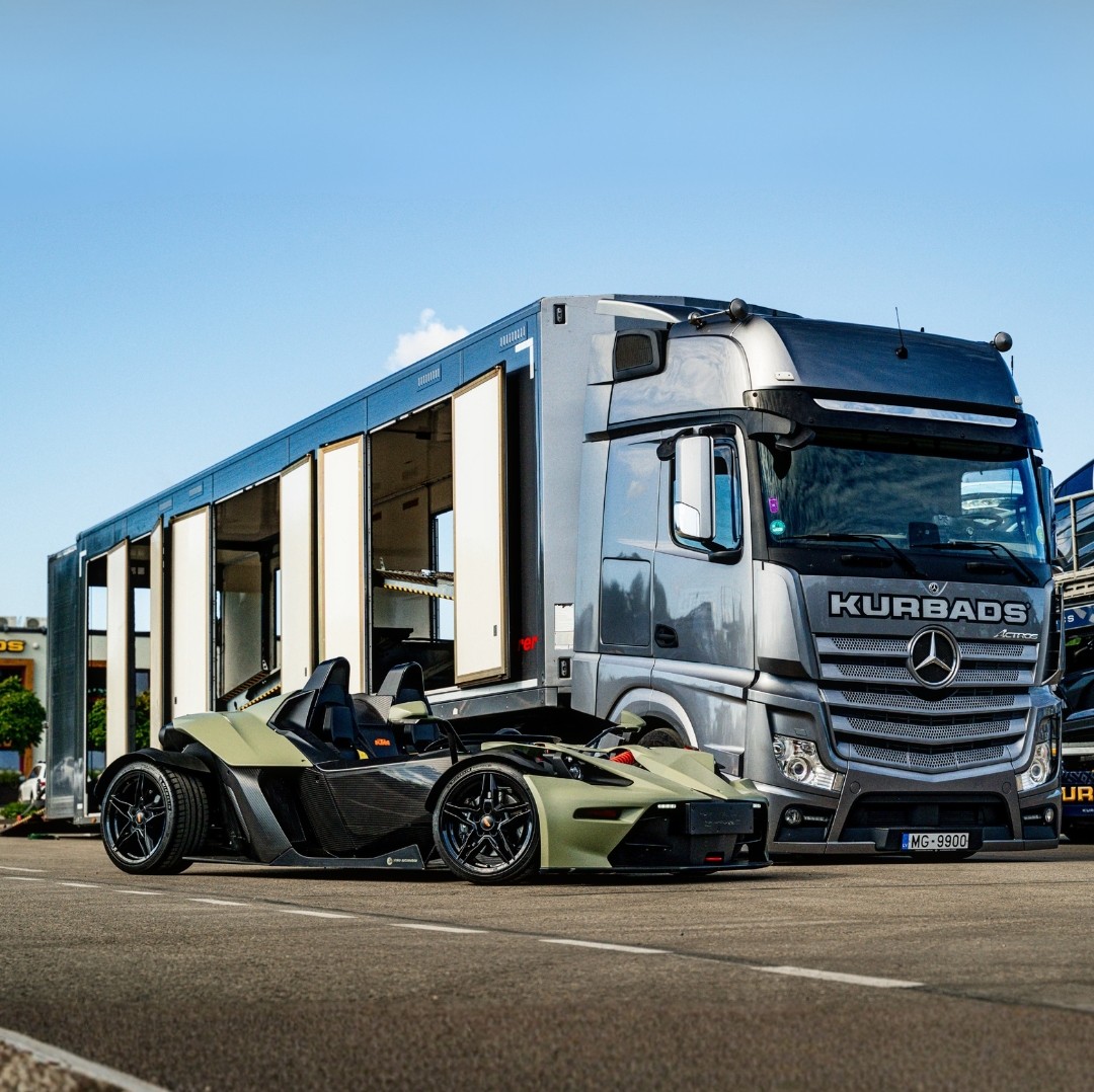 Išskirtinių automobilių transportavimas uždaru autovežiu