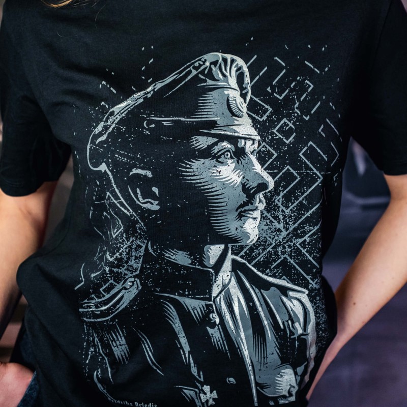 Kurbadsin sankarit ja voiman symbolit myös T-paidoissa